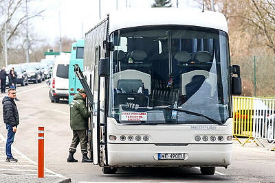 Таможенный пост \"Варшавский мост\" за сутки пересекают около 2 тыс. легковушек и 180 автобусов