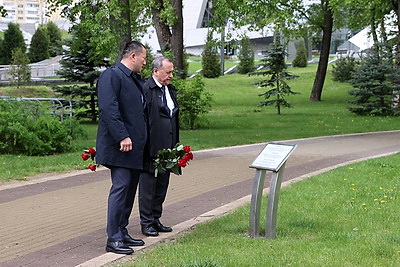 Руководство Исполкома СНГ и постпреды государств Содружества возложили цветы на Аллее Дружбы в Минске