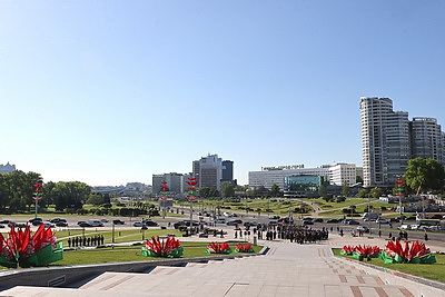 Накануне Дня Победы прошла церемония возложения цветов у стелы \"Минск - город-герой\"