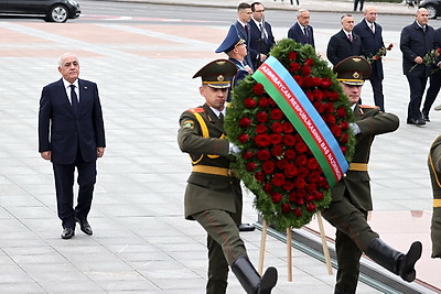 Премьер-министр Азербайджана возложил венок к монументу Победы в Минске