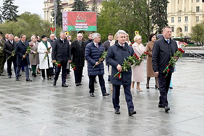 Участники VII ВНС возложили венки и цветы к монументу Победы в Минске