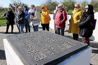 Республиканский субботник проходит в мемориальном комплексе \"Детям - жертвам войны\" в деревне Красный Берег