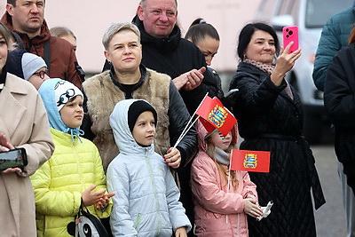 \"Будущее Беларуси в твоих руках\". Молодечно получил в подарок от \"Марафона единства\" арт-объект