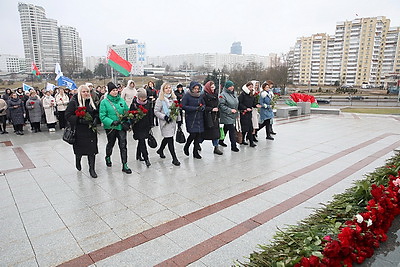 В столице в День защитников Отечества возлагают цветы к стеле \"Минск - город-герой\"