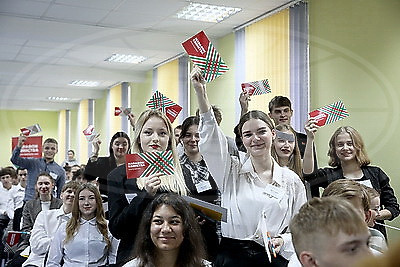 \"НЕскучная НЕлекция\": встреча с молодежью прошла на \"Марафоне единства\" в Молодечно