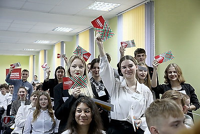 \"НЕскучная НЕлекция\": встреча с молодежью прошла на \"Марафоне единства\" в Молодечно