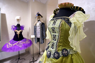 Яркие костюмы, реквизит и афиши. Выставка Большого театра представлена на \"Марафоне единства\" в Бресте