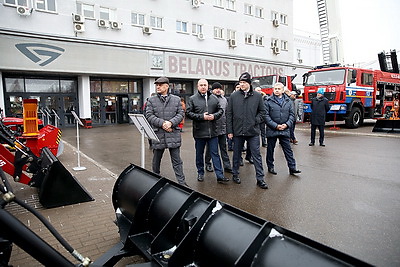 Делегация правительства Москвы ознакомилась с выставкой техники белорусских предприятий