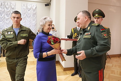 Лучших солдат-срочников и их матерей чествовали в Доме офицеров в Минске