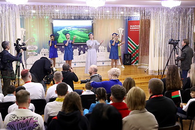 \"К нам приехали друзья\". Организаторы \"Марафона единства\" подарили праздник Мозырскому детскому дому