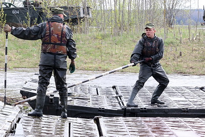 Военные понтонеры тренируют навыки наведения переправ в Могилевском районе