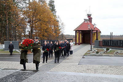 Кочанова возложила цветы к мемориалу сожженных деревень Могилевской области