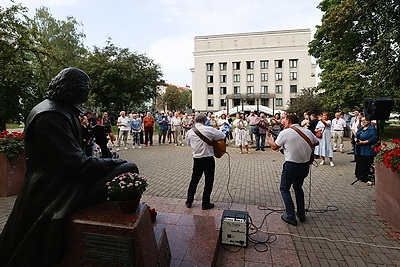 55-летие ансамбля \"Песняры\" отметили у памятника Владимиру Мулявину в Минске