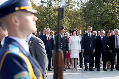 Торжественная церемония возложения цветов прошла у стелы \"Минск - город-герой\"