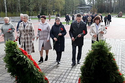 Сергеенко возложил цветы к мемориалу \"Ола\" в Светлогорском районе