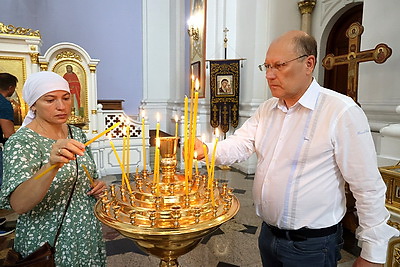 Православные верующие празднуют Преображение Господне - Яблочный Спас