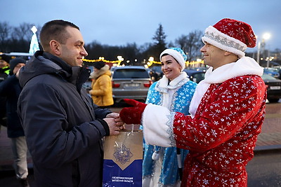 Для новогоднего настроения. Водителей Витебска поздравили Дед Мороз и Снегурочка из ГАИ