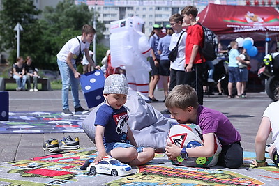 Праздник детства проходит у Национальной библиотеки Беларуси