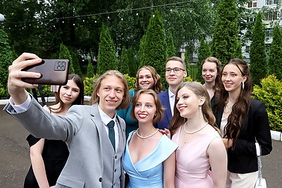 100 учащихся витебской гимназии №8 отметили выпускной