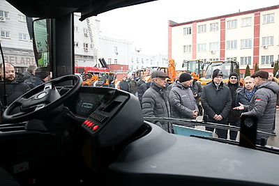 Делегация правительства Москвы ознакомилась с выставкой техники белорусских предприятий