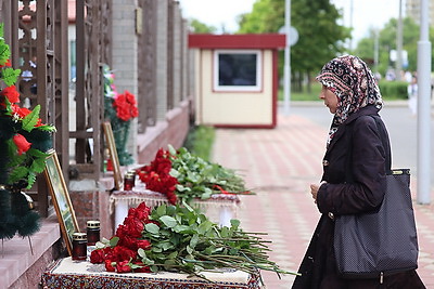 Цветы в знак скорби и соболезнований в связи с трагедией в Иране несут к посольству в Минске