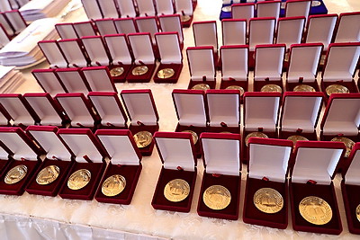 Более 100 выпускников школ Первомайского района Витебска наградили золотыми и серебряными медалями