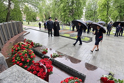 Швед возложил цветы на Военном кладбище в Минске