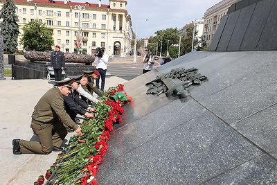 Руководство Госсекретариата Совбеза и главы силовых ведомств возложили цветы к монументу Победы в Минске