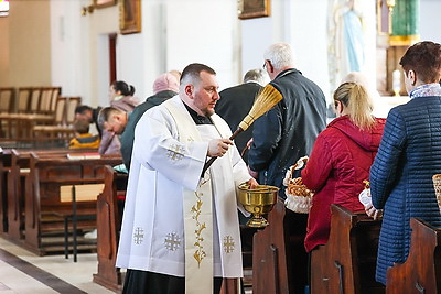 Католики освятили пасхальную пищу