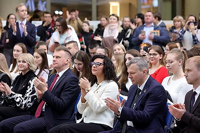 Акулович: если жить по Конституции, мы никогда не будем существовать в \"Параллельных мирах\"