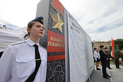 Руководство Госсекретариата Совбеза и главы силовых ведомств возложили цветы к монументу Победы в Минске