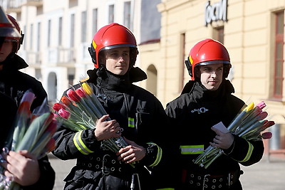 Спасатели Гродно провели акцию \"112 тюльпанов для милых женщин\"