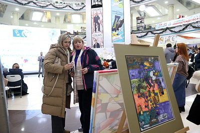 Рождественский вернисаж \"Инклюзия в искусстве\" открылся в ТЦ \"Столица\"