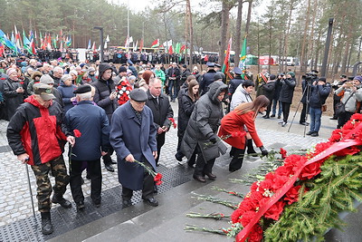 На митинге в Озаричах почтили память жертв лагеря смерти