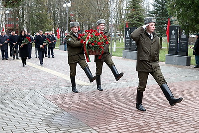 Участники выездного заседания Совета Республики возложили цветы к памятнику погибшим воинам в Шумилино