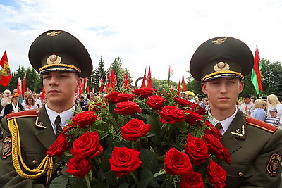 Митинг в честь Дня Независимости проходит в мемориальном комплексе \"Буйничское поле\"