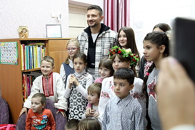 Сергей Лазарев пообщался с детьми социально-педагогического центра в Минске