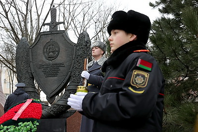 Кубраков почтил память погибших сотрудников милиции