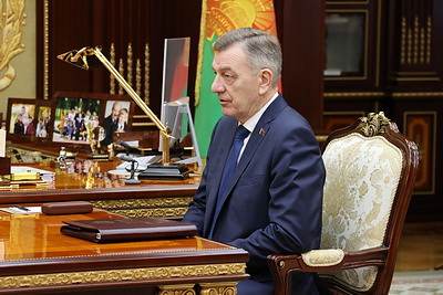 Лукашенко принял с докладом управляющего делами Президента Назарова