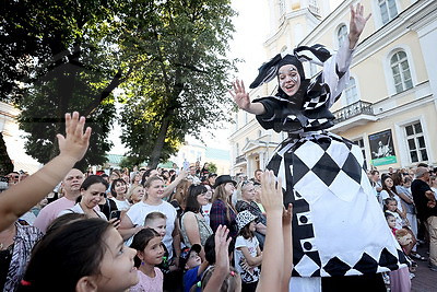 Парад фестиваля уличного искусства \"На семи ветрах\" состоялся во время \"Славянского базара\"