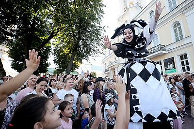 Парад фестиваля уличного искусства \"На семи ветрах\" состоялся во время \"Славянского базара\"