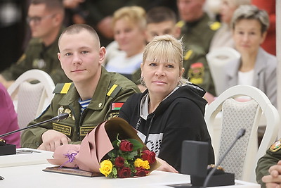 Лучших солдат-срочников и их матерей чествовали в Доме офицеров в Минске