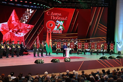 Лукашенко наградил девять населенных пунктов Беларуси вымпелом за мужество и стойкость в годы войны