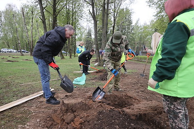 Более 310 тыс. жителей Гродненской области участвуют в субботнике на знаковых местах