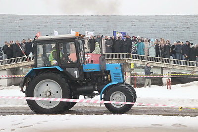 Фигурное вождение в экстремальных условиях и огневой рубеж: тракторный биатлон устроили в Горках