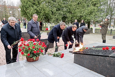 Участники выездного заседания Совета Республики возложили цветы к памятнику погибшим воинам в Шумилино