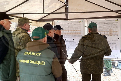 Помощь людям и стране. Головченко принимает участие в акции \"Дай лесу новае жыццё!\"