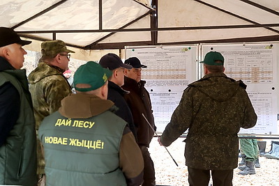 Помощь людям и стране. Головченко принимает участие в акции \"Дай лесу новае жыццё!\"