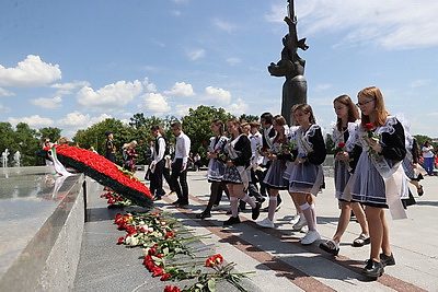 Выпускники минских школ возложили цветы у стелы \"Минск - город-герой\"