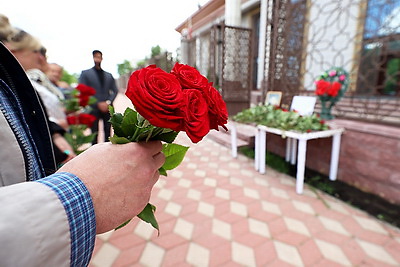 Цветы в знак скорби и соболезнований в связи с трагедией в Иране несут к посольству в Минске